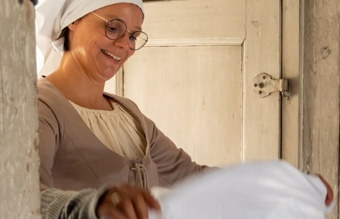 Magd Berta plaudert über den Alltag der Bediensteten.  <span class='image-autor'>Foto: Bilderschön/Angelika Peetz/SSG</span>