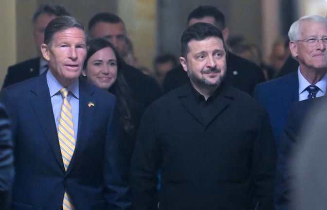 Der ukrainische Präsident Wolodymyr Selenskyj wird begleitet von Senator Richard Blumenthal (l-r), Senatorin Katie Boyd Britt, Senator Roger Wicker und Senator James Risch.<span class='image-autor'>Rod Lamkey/AP/dpa</span>