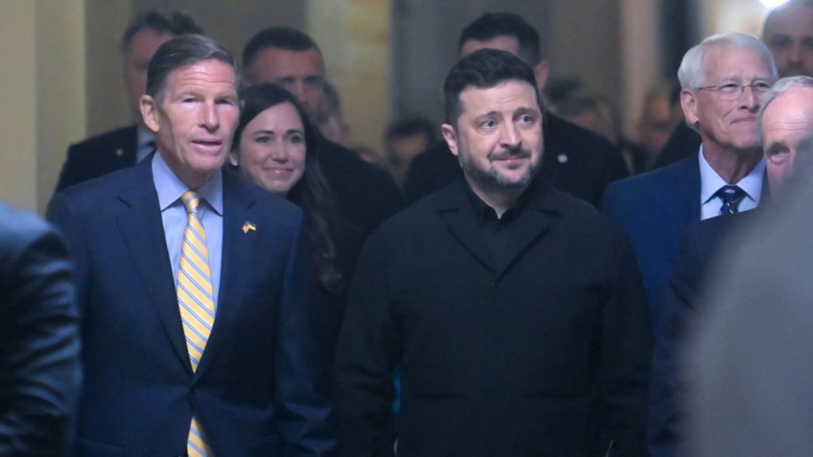 Der ukrainische Präsident Wolodymyr Selenskyj wird begleitet von Senator Richard Blumenthal (l-r), Senatorin Katie Boyd Britt, Senator Roger Wicker und Senator James Risch.Rod Lamkey/AP/dpa Der ukrainische Präsident Wolodymyr Selenskyj wird begleitet von Senator Richard Blumenthal (l-r), Senatorin Katie Boyd Britt, Senator Roger Wicker und Senator James Risch.Rod Lamkey/AP/dpa