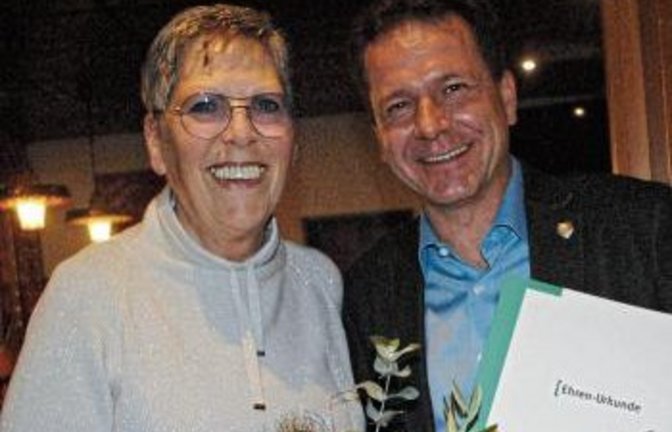 Sebastian Zaiß ernannte Brigitte Grausam zur Ehrenvorsitzenden.  Foto: Stahlfeld