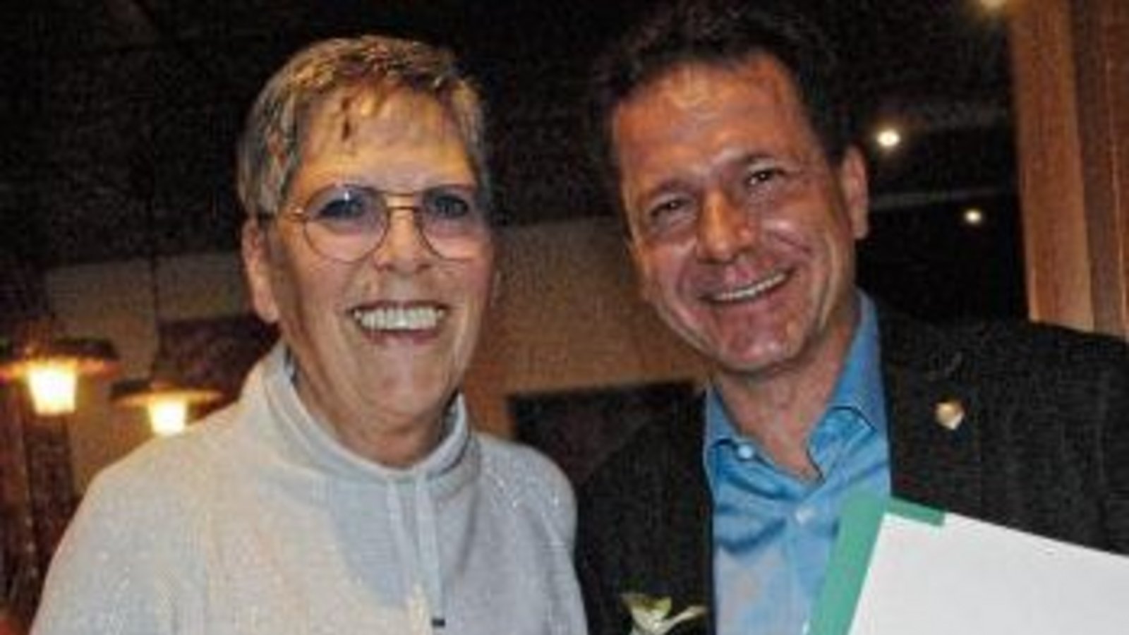 Sebastian Zaiß ernannte Brigitte Grausam zur Ehrenvorsitzenden. Foto: Stahlfeld Sebastian Zaiß ernannte Brigitte Grausam zur Ehrenvorsitzenden. Foto: Stahlfeld