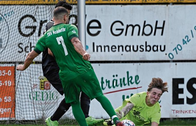 Seit dieser Aktion im Auftaktspiel gegen den TSV Hochdorf laboriert VfB-Keeper Csaba Juhasz an seiner Fingerverletzung. Ein spezieller Handschuh soll Abhilfe schaffen. Foto: Leitner