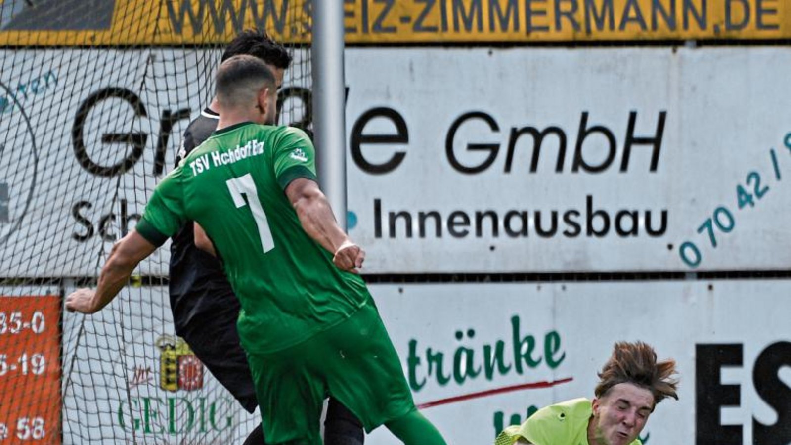 Seit dieser Aktion im Auftaktspiel gegen den TSV Hochdorf laboriert VfB-Keeper Csaba Juhasz an seiner Fingerverletzung. Ein spezieller Handschuh soll Abhilfe schaffen. Foto: Leitner