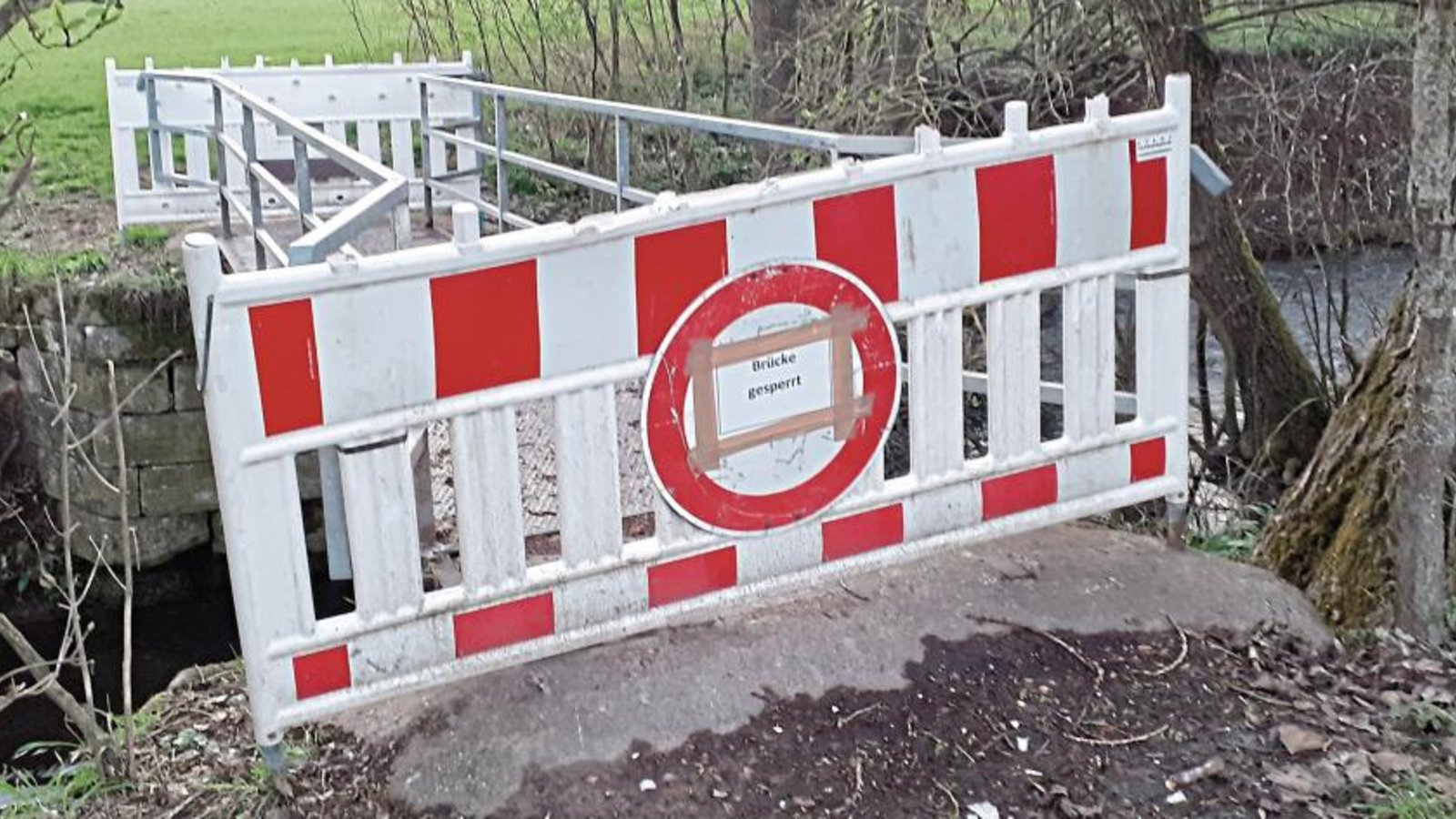 Die Fußgängerbrücke über den Kirbach ist gesperrt. Foto: Glemser Die Fußgängerbrücke über den Kirbach ist gesperrt. Foto: Glemser
