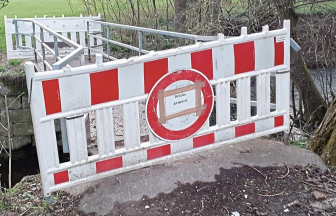 Die Fußgängerbrücke über den Kirbach ist gesperrt. Foto: Glemser