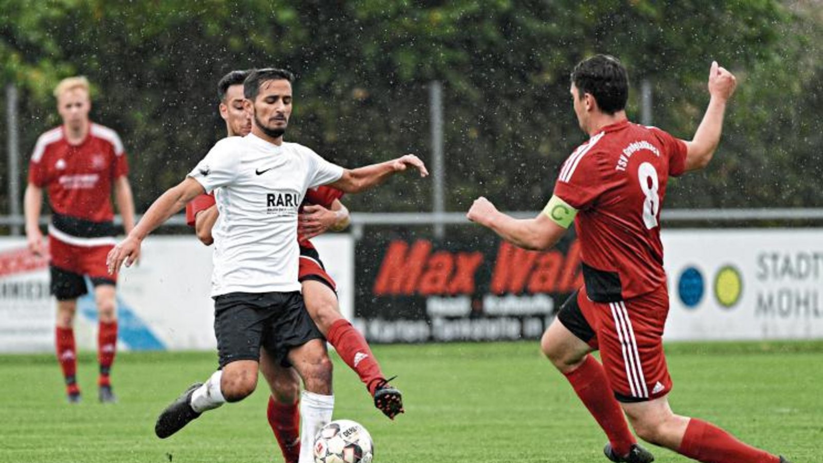 Der TSV Enzweihingen (in Weiß Tomas Karabas) und der TSV Großglattbach steigen am Sonntag ins Punkterennen ein, das direkte Aufeinandertreffen folgt aber erst Anfang November. Der TSV Enzweihingen (in Weiß Tomas Karabas) und der TSV Großglattbach steigen am Sonntag ins Punkterennen ein, das direkte Aufeinandertreffen folgt aber erst Anfang November.