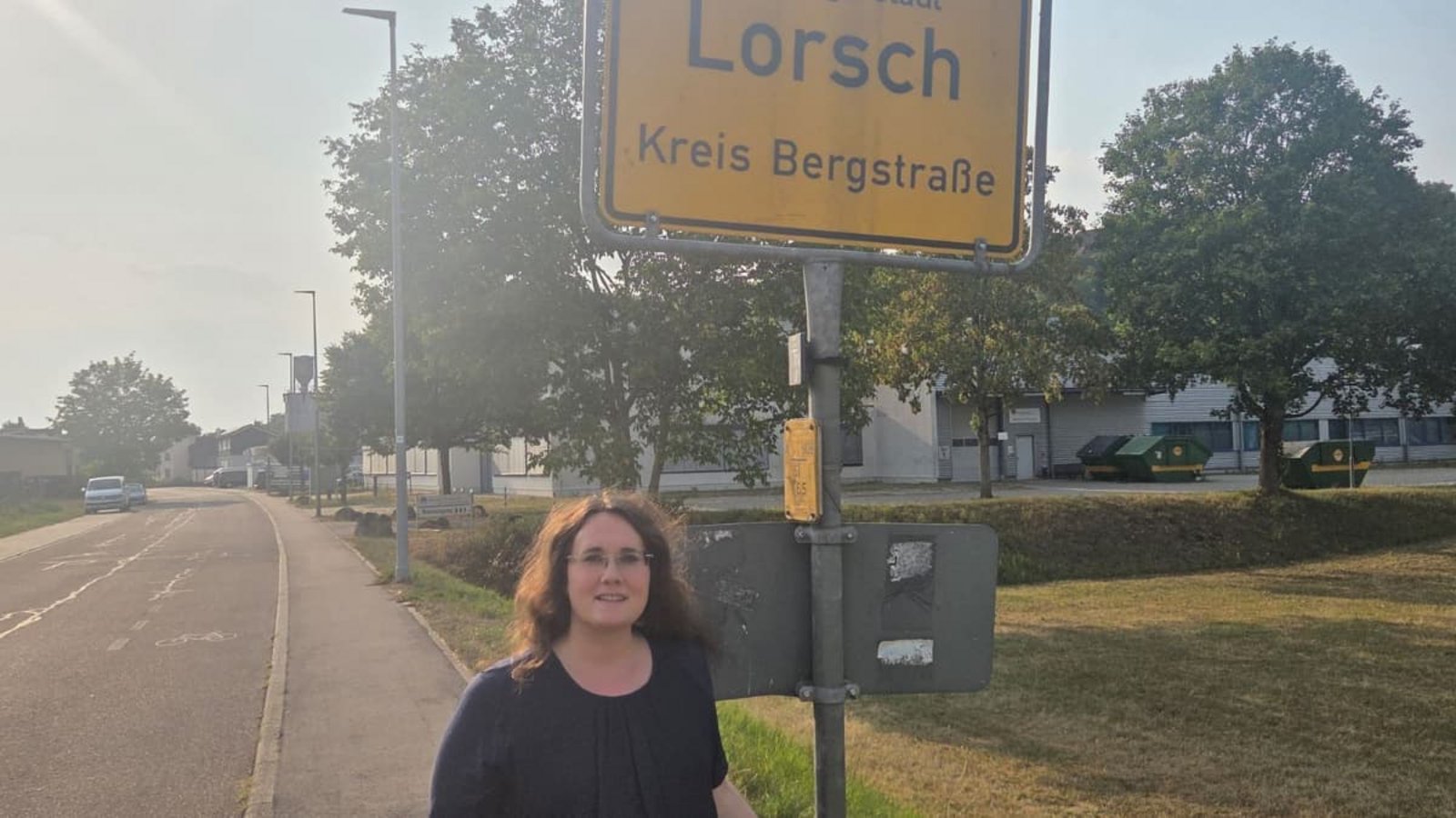 Die Bürgermeisterin von Lorch im Ostalbkreis, Marita Funk, steht neben einem Ortsschild der hessischen Gemeinde Lorsch (Kreis Bergstraße) (undatierte Aufnahme). Unbekannte sollen die Ortsschilder der beiden Gemeinden ausgetauscht haben.-/Stadt Lorch/dpa Die Bürgermeisterin von Lorch im Ostalbkreis, Marita Funk, steht neben einem Ortsschild der hessischen Gemeinde Lorsch (Kreis Bergstraße) (undatierte Aufnahme). Unbekannte sollen die Ortsschilder der beiden Gemeinden ausgetauscht haben.-/Stadt Lorch/dpa