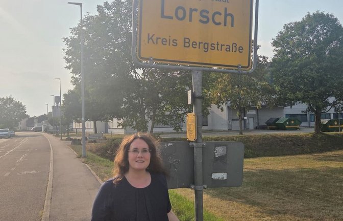 Die Bürgermeisterin von Lorch im Ostalbkreis, Marita Funk, steht neben einem Ortsschild der hessischen Gemeinde Lorsch (Kreis Bergstraße) (undatierte Aufnahme). Unbekannte sollen die Ortsschilder der beiden Gemeinden ausgetauscht haben.<span class='image-autor'>-/Stadt Lorch/dpa</span>