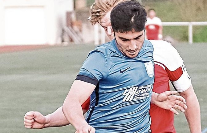 Vaihingens Zeki Beldek (links), der sich hier gegen Maximilian Walther durchsetzt, traf zum zwischenzeitlichen 1:1-Ausgleich für den VfB bei der SGM Hohenhaslach/Freudental.  Foto: Simecek