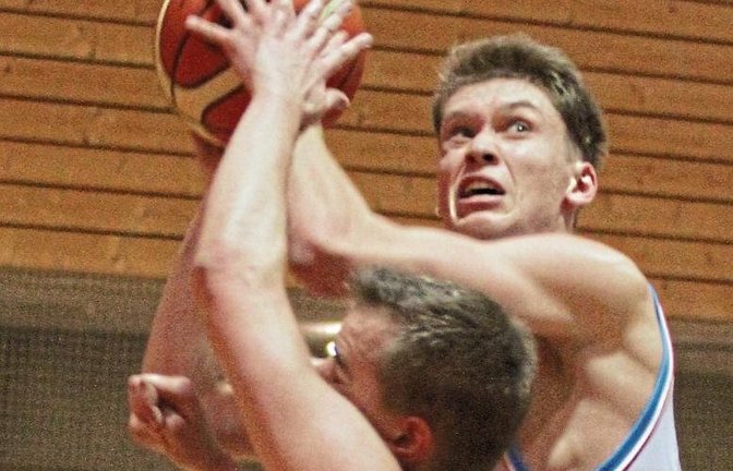 Mirko Herr (rechts) überspringt Remsecks Thimo Künzel, als der Guard der BSG Vaihingen/Sachsenheim mit Power zum Korb zieht. Foto: Nachreiner