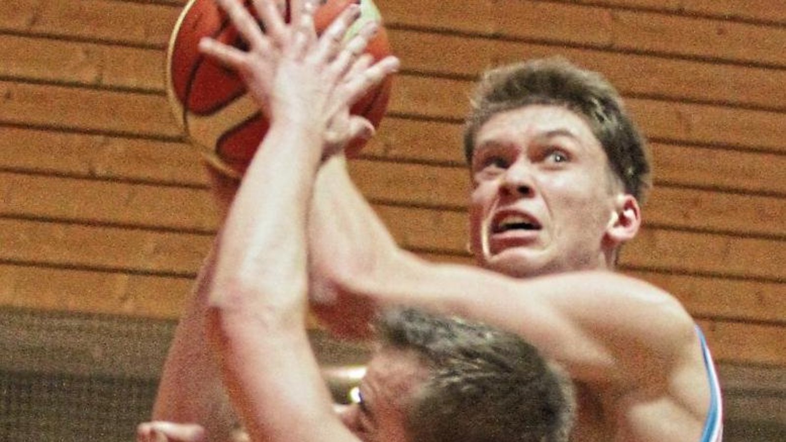 Mirko Herr (rechts) überspringt Remsecks Thimo Künzel, als der Guard der BSG Vaihingen/Sachsenheim mit Power zum Korb zieht. Foto: Nachreiner Mirko Herr (rechts) überspringt Remsecks Thimo Künzel, als der Guard der BSG Vaihingen/Sachsenheim mit Power zum Korb zieht. Foto: Nachreiner
