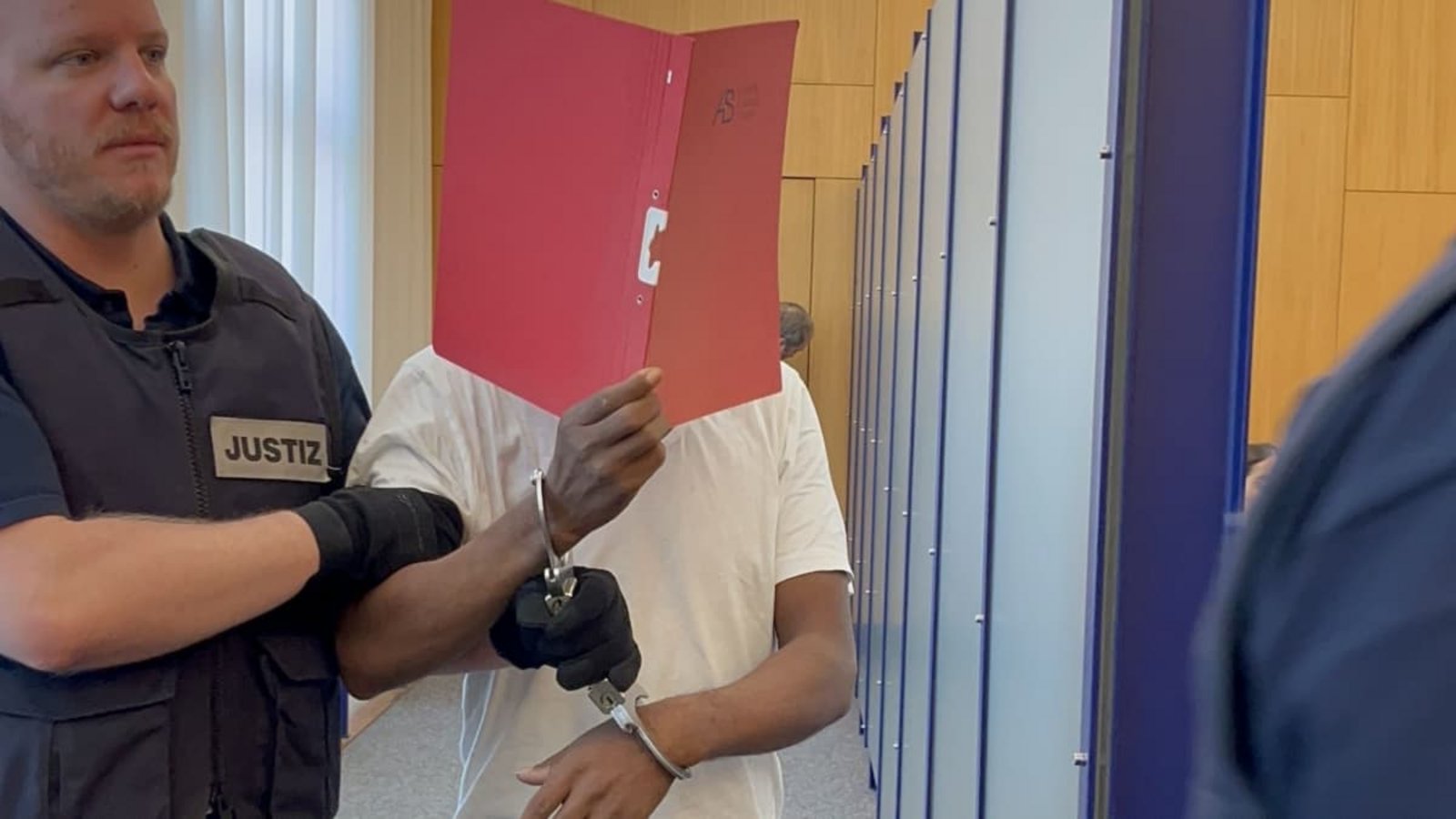 Am letzten Verhandlungstag wird der 34-jährige Angeklagte in den Gerichtssaal geführt.Ulrike Schleicher Am letzten Verhandlungstag wird der 34-jährige Angeklagte in den Gerichtssaal geführt.Ulrike Schleicher