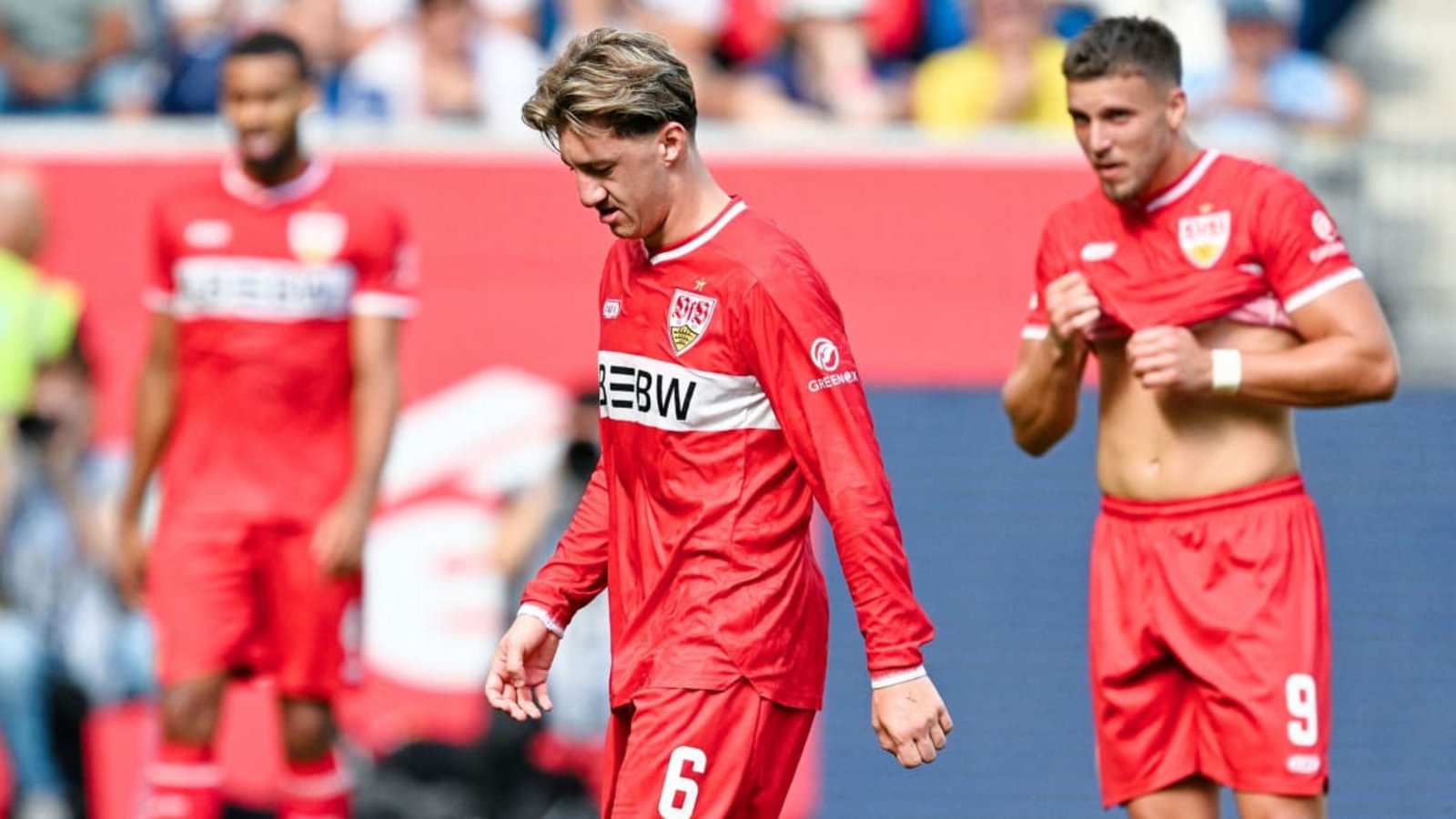 Angelo Stiller (Nummer 6) musste verletzt raus, Ermedin Demirovic (re.) traf das Tor nicht: Der VfB erlebte einen gebrauchten Tag in Sinsheim.Uwe Anspach/dpa