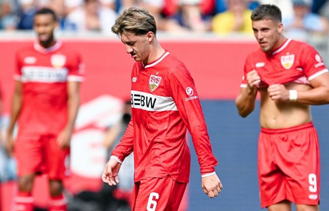 Angelo Stiller (Nummer 6) musste verletzt raus, Ermedin Demirovic (re.) traf das Tor nicht: Der VfB erlebte einen gebrauchten Tag in Sinsheim.<span class='image-autor'>Uwe Anspach/dpa</span>