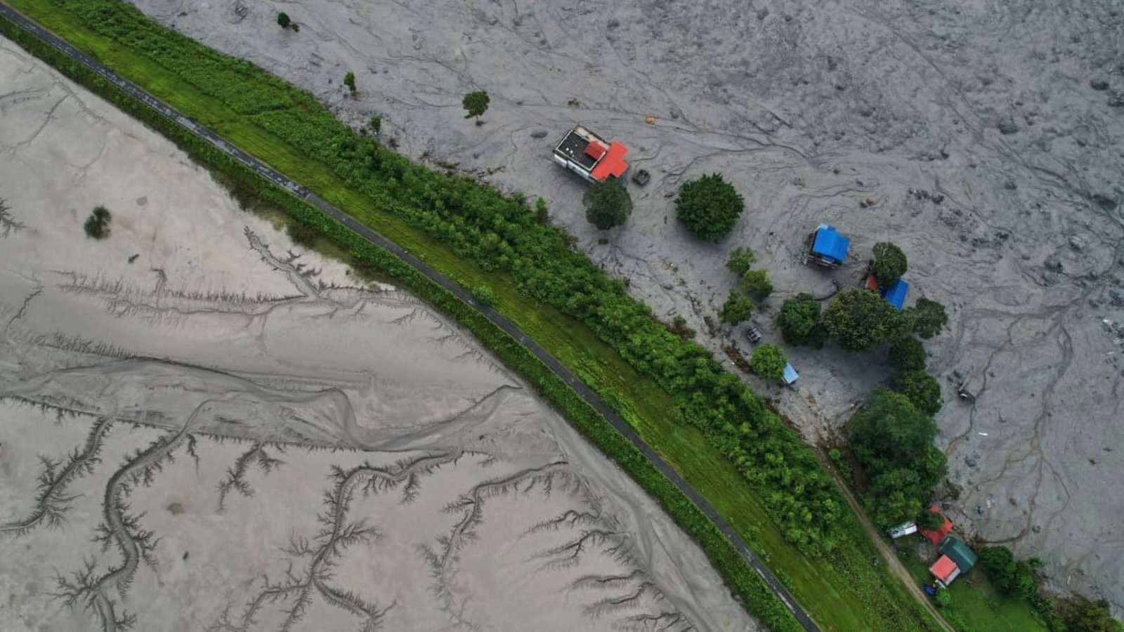 Drohnenaufnahme einer Autobahn: Bei den Sturzfluten in Nepal sind mehr als 900 Menschen gestorben.Rajesh Kumar Singh/AP/dpa Drohnenaufnahme einer Autobahn: Bei den Sturzfluten in Nepal sind mehr als 900 Menschen gestorben.Rajesh Kumar Singh/AP/dpa