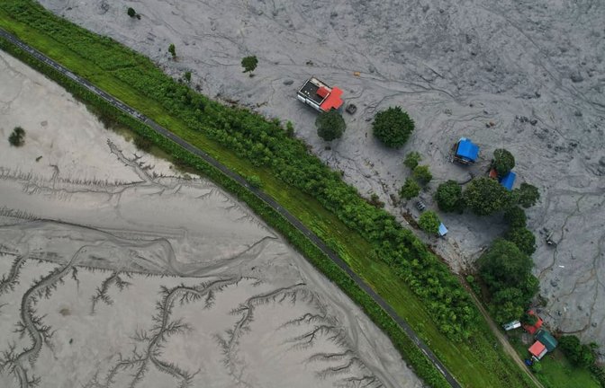 Drohnenaufnahme einer Autobahn: Bei den Sturzfluten in Nepal sind mehr als 900 Menschen gestorben.<span class='image-autor'>Rajesh Kumar Singh/AP/dpa</span>