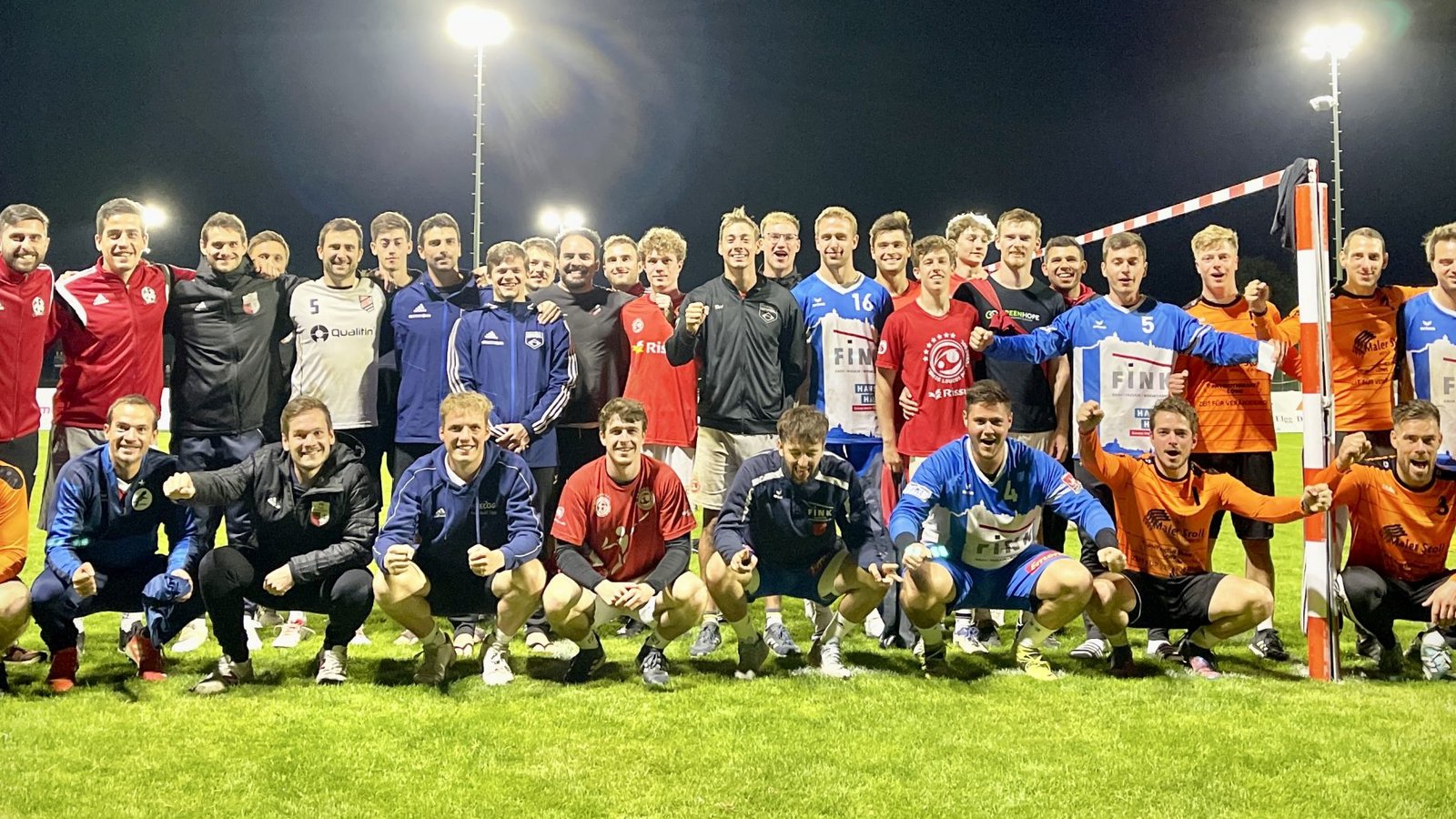 Beim Faustball-Turnier in Elgg haben alle Mannschaften Spaß. Mittendrin: Die Spieler des TV Vaihingen in den blau-weißen Trikots. Foto: Hofmann