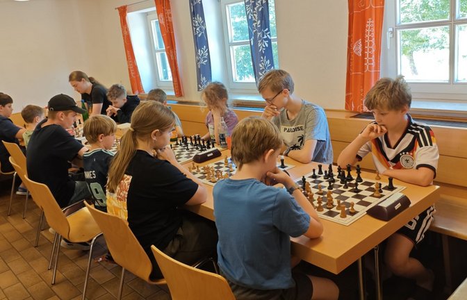 Köpfchen ist beim vereinsinternen Schachturnier gefragt.  <span class='image-autor'>Foto: p</span>