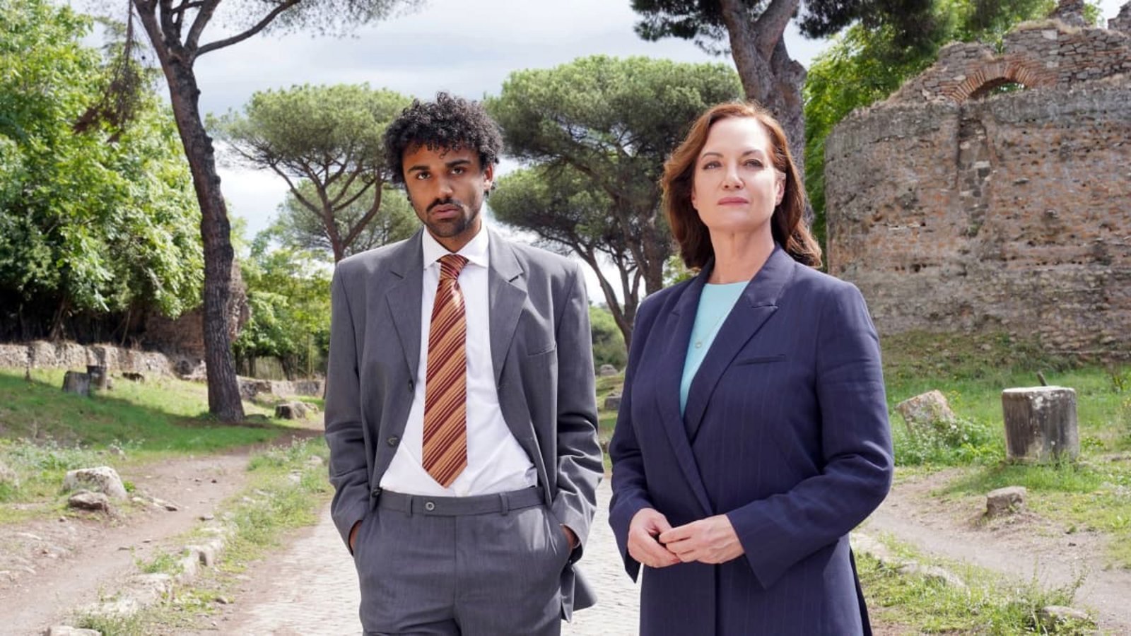 Karla Lorenz (Natalia Wörner) und ihr Kulturattaché Florian (Langston Uibel) auf der Suche nach Raubgut.dpa/Ann-Katharina Maier Karla Lorenz (Natalia Wörner) und ihr Kulturattaché Florian (Langston Uibel) auf der Suche nach Raubgut.dpa/Ann-Katharina Maier