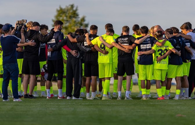 Am Ende war dann alles gut: Die Stuttgarter Kickers besprechen im Spielerkreis den Auftritt in Waldstetten.<span class='image-autor'>IMAGO/Eibner</span>