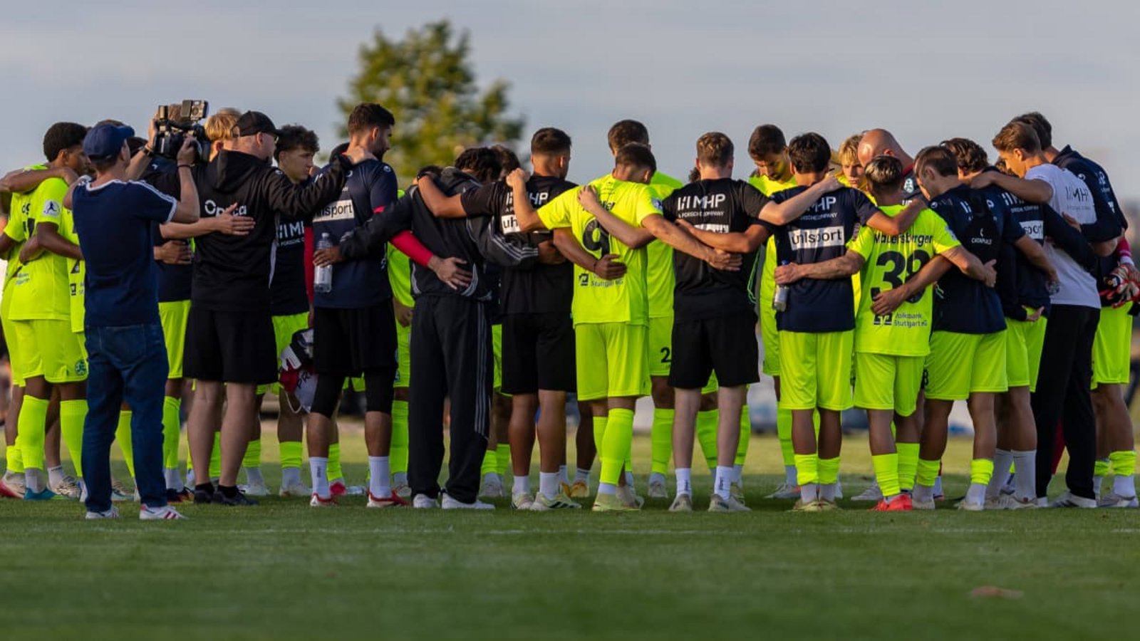 Am Ende war dann alles gut: Die Stuttgarter Kickers besprechen im Spielerkreis den Auftritt in Waldstetten.IMAGO/Eibner Am Ende war dann alles gut: Die Stuttgarter Kickers besprechen im Spielerkreis den Auftritt in Waldstetten.IMAGO/Eibner