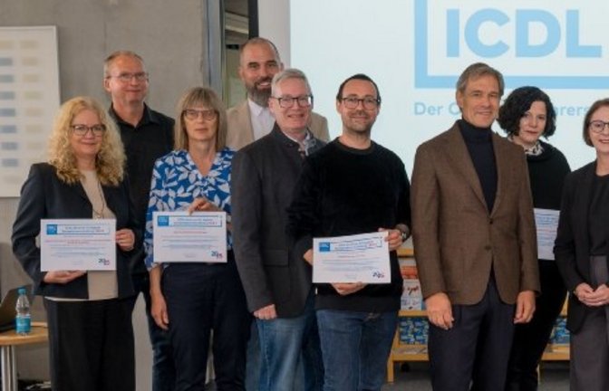 Fachbetreuerin Gerlinde Ewen (links) nimmt die Auszeichnung für die BSM entgegen. Foto: DLGI/ICDL-Zertifizierungsstelle