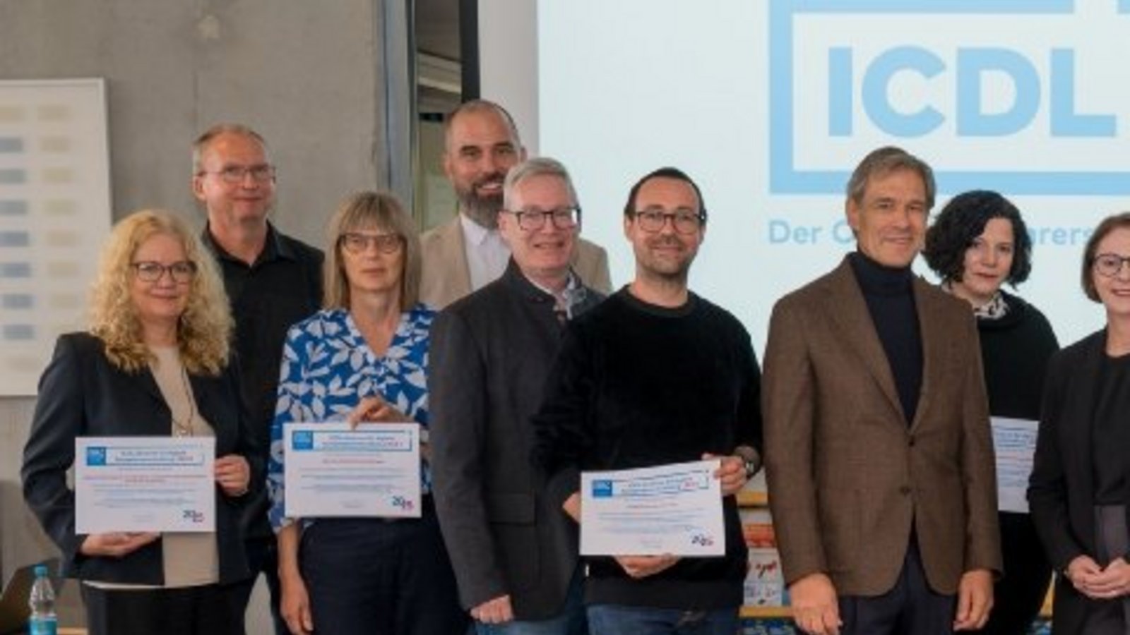 Fachbetreuerin Gerlinde Ewen (links) nimmt die Auszeichnung für die BSM entgegen. Foto: DLGI/ICDL-Zertifizierungsstelle