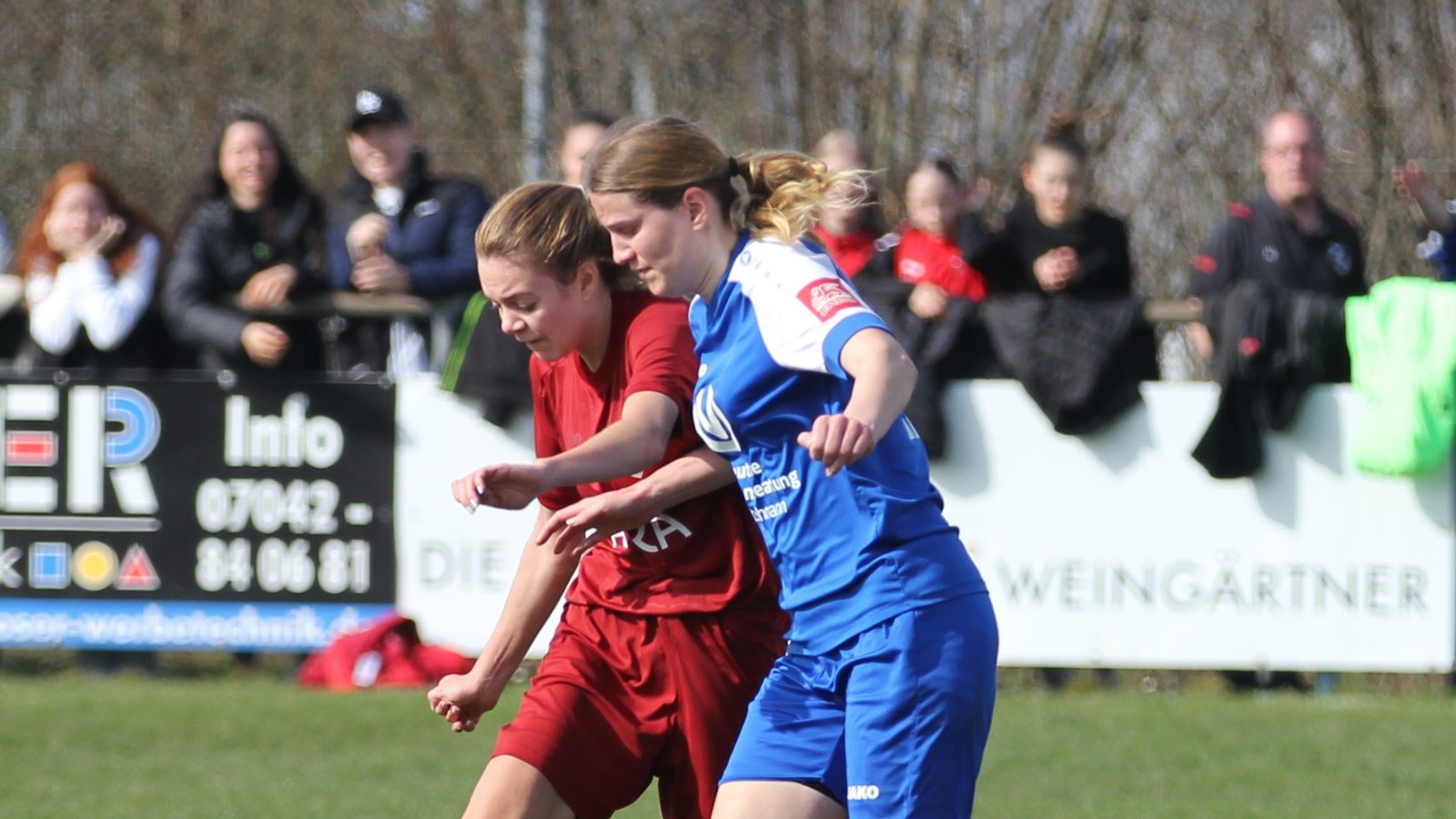 Helen Scheer (links) vom SV Horrheim ist von ihrer Gegenspielerin nicht zu bremsen. Im Spitzenspiel vergibt sie zwar einige Chancen, bereitet aber auch ein Tor vor. Foto: Dittrich Helen Scheer (links) vom SV Horrheim ist von ihrer Gegenspielerin nicht zu bremsen. Im Spitzenspiel vergibt sie zwar einige Chancen, bereitet aber auch ein Tor vor. Foto: Dittrich