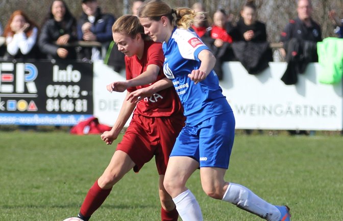 Helen Scheer (links) vom SV Horrheim ist von ihrer Gegenspielerin nicht zu bremsen. Im Spitzenspiel vergibt sie zwar einige Chancen, bereitet aber auch ein Tor vor. <span class='image-autor'>Foto: Dittrich</span>