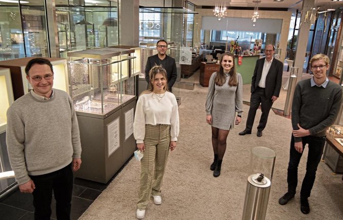 Ortwin Thyssen, Clara Löwe, Michael Kiefer, Steffi Stahl, Stephan Scholl und Manuel Meyer (von links) freuen sich auf möglichst viele Besucher in der Galerie bei den Meisterstücken.  Fotos: Friedrich