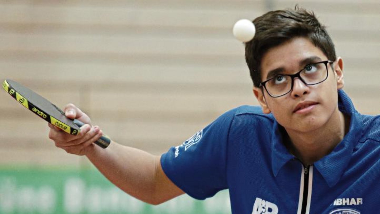 Bietigheims Ersatzspieler Mohamed Azzam hat sein Einzel gegen Stuttgarts Nico Wenger souverän gewonnen. Foto: Baumann