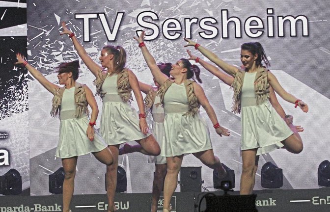 Jasmin Geske, Isabel Kistermann, Jasmin Müller, Rebecca Grimml, Julia Weh (verdeckt) und Sabrina Götz (von links) haben die Bühne zur Eröffnung der Nachmittagsvorstellung der Turngala „Reflexion“ am Sonntag in der Porsche-Arena gerockt. Foto: Nachreiner