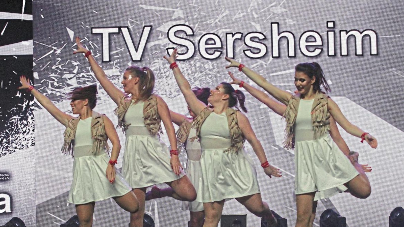 Jasmin Geske, Isabel Kistermann, Jasmin Müller, Rebecca Grimml, Julia Weh (verdeckt) und Sabrina Götz (von links) haben die Bühne zur Eröffnung der Nachmittagsvorstellung der Turngala „Reflexion“ am Sonntag in der Porsche-Arena gerockt. Foto: Nachreiner Jasmin Geske, Isabel Kistermann, Jasmin Müller, Rebecca Grimml, Julia Weh (verdeckt) und Sabrina Götz (von links) haben die Bühne zur Eröffnung der Nachmittagsvorstellung der Turngala „Reflexion“ am Sonntag in der Porsche-Arena gerockt. Foto: Nachreiner