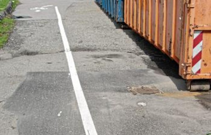 An der Vischerkurve in Vaihingen wurde die „Seenplatte“ beseitigt und ein Ablauf installiert.