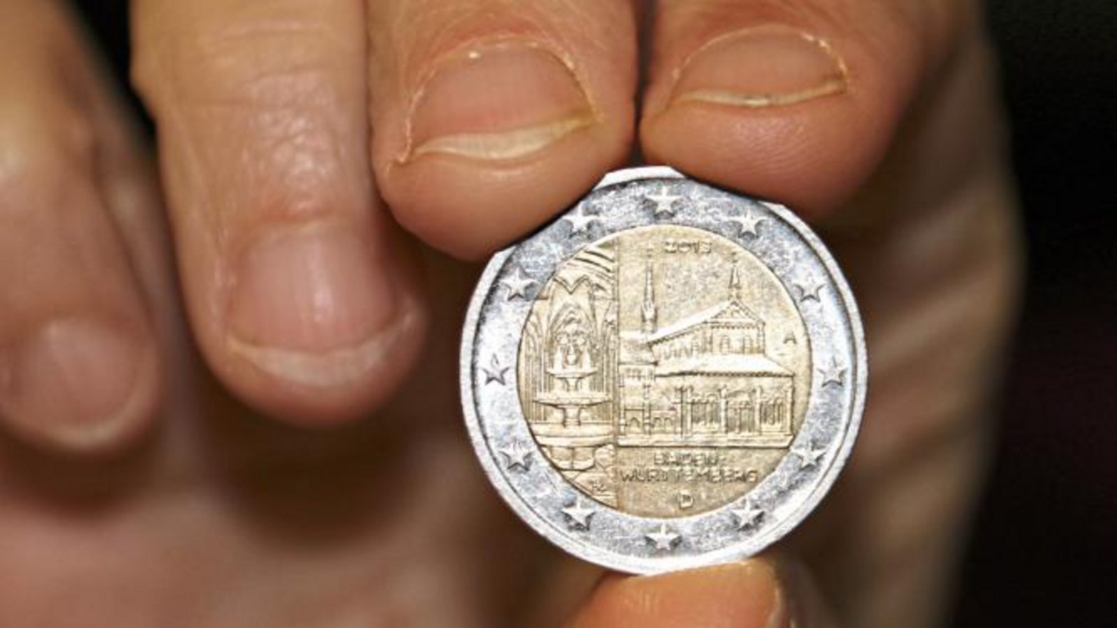 Überraschender Anblick: Erinnern Sie sich noch an dieses Motiv auf dem Zwei-Euro-Stück? Im Jahr 2013 war die Gedenkmünze, versehen mit Klosterkirche und Paradies sowie dem dreischaligen Brunnen von Kloster Maulbronn, 30 Millionen Mal in Umlauf gebracht worden. Gestaltet hat das Motiv der Pforzheimer Graveurmeister Eugen Ruhl. Geprägt wurden die Geldstücke unter anderem in Stuttgart und Karlsruhe. Eines davon entdeckte die VKZ-Kollegin jetzt in ihrer Börse und freute sich über das Wiedersehen.     Foto: Rieger