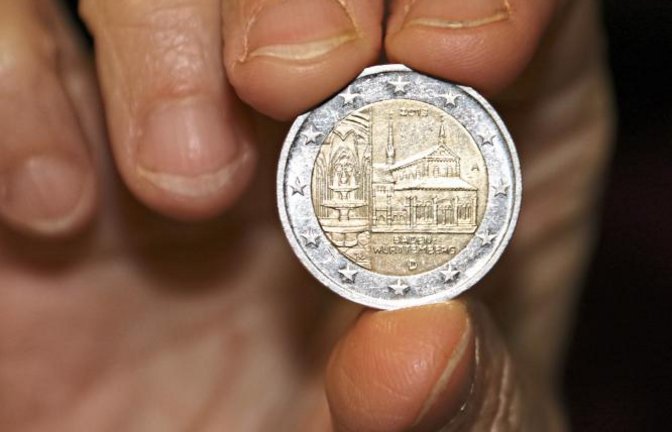 Überraschender Anblick: Erinnern Sie sich noch an dieses Motiv auf dem Zwei-Euro-Stück? Im Jahr 2013 war die Gedenkmünze, versehen mit Klosterkirche und Paradies sowie dem dreischaligen Brunnen von Kloster Maulbronn, 30 Millionen Mal in Umlauf gebracht worden. Gestaltet hat das Motiv der Pforzheimer Graveurmeister Eugen Ruhl. Geprägt wurden die Geldstücke unter anderem in Stuttgart und Karlsruhe. Eines davon entdeckte die VKZ-Kollegin jetzt in ihrer Börse und freute sich über das Wiedersehen.     Foto: Rieger