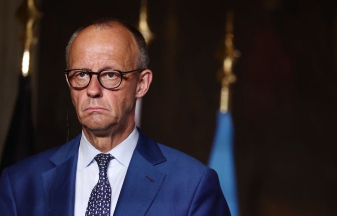 Gut 14 Monate nach dem Amtsantritt von Bundeskanzler Friedrich Merz (CDU) sind 85 Prozent der Deutschen mit seiner Arbeit unzufrieden.<span class='image-autor'>Teresa Suarez/POOL EPA/AP/dpa</span>