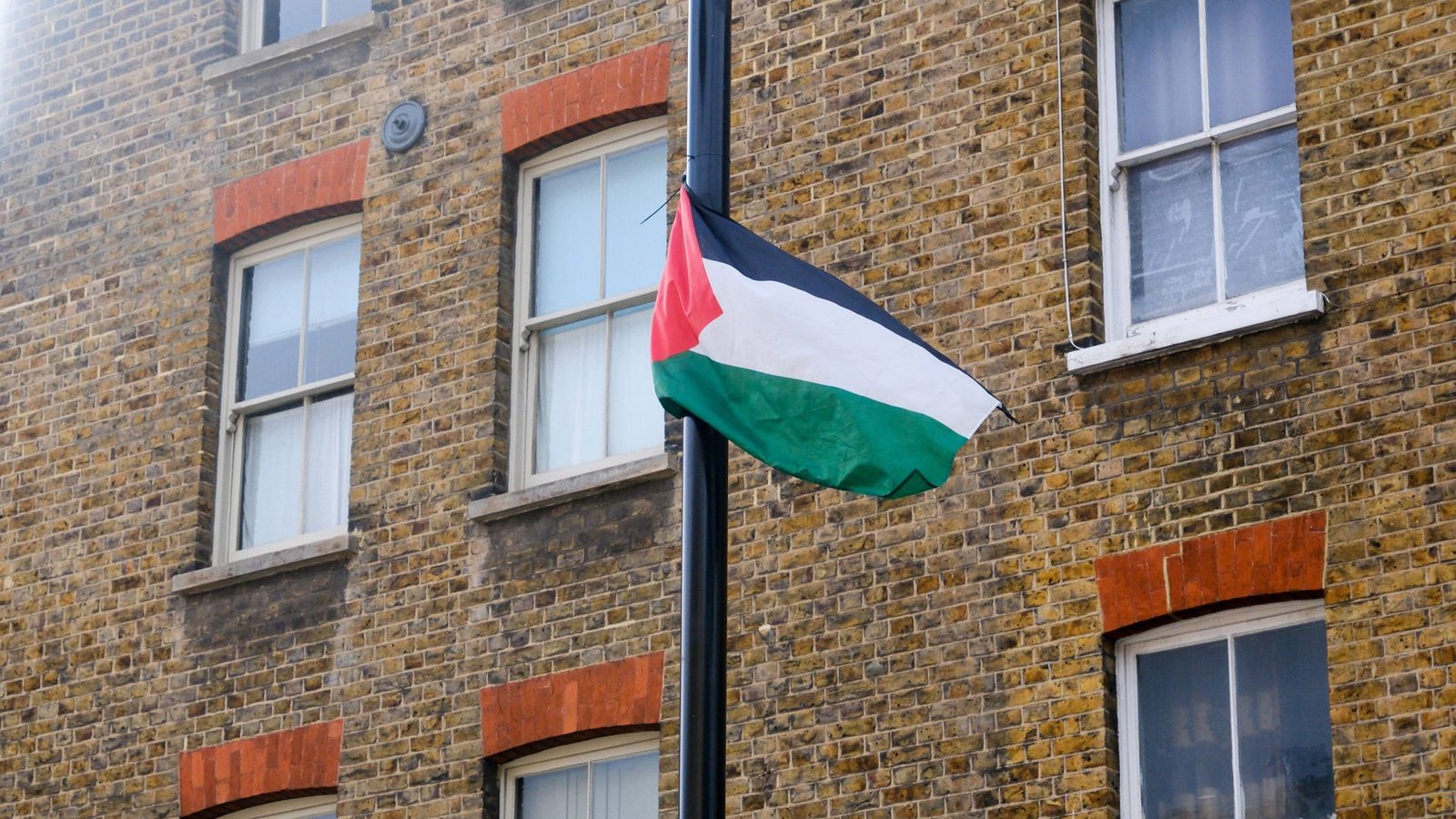 Nach dem Terrorangriff der Hamas auf Israel sei das ganze Viertel mit Palästinenserflaggen geschmückt gewesen. (Archivbild)Foto: IMAGO/Cover-Images/IMAGO Nach dem Terrorangriff der Hamas auf Israel sei das ganze Viertel mit Palästinenserflaggen geschmückt gewesen. (Archivbild)Foto: IMAGO/Cover-Images/IMAGO
