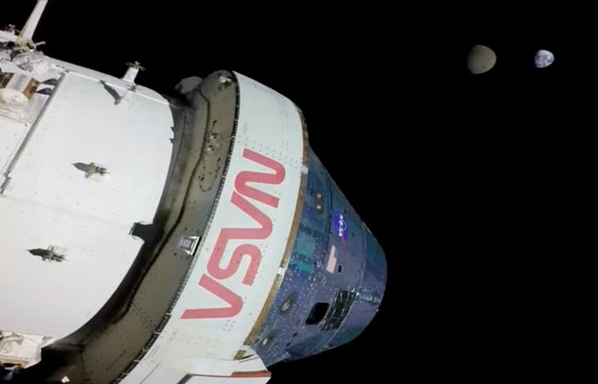 Auf dieser von der US-Raumfahrtbehörde Nasa zur Verfügung gestellten Aufnahme sind die Erde und der Mond von der "Orion"-Kapsel aus zu sehen.<span class='image-autor'>Foto: Uncredited/NASA/AP/dpa</span>