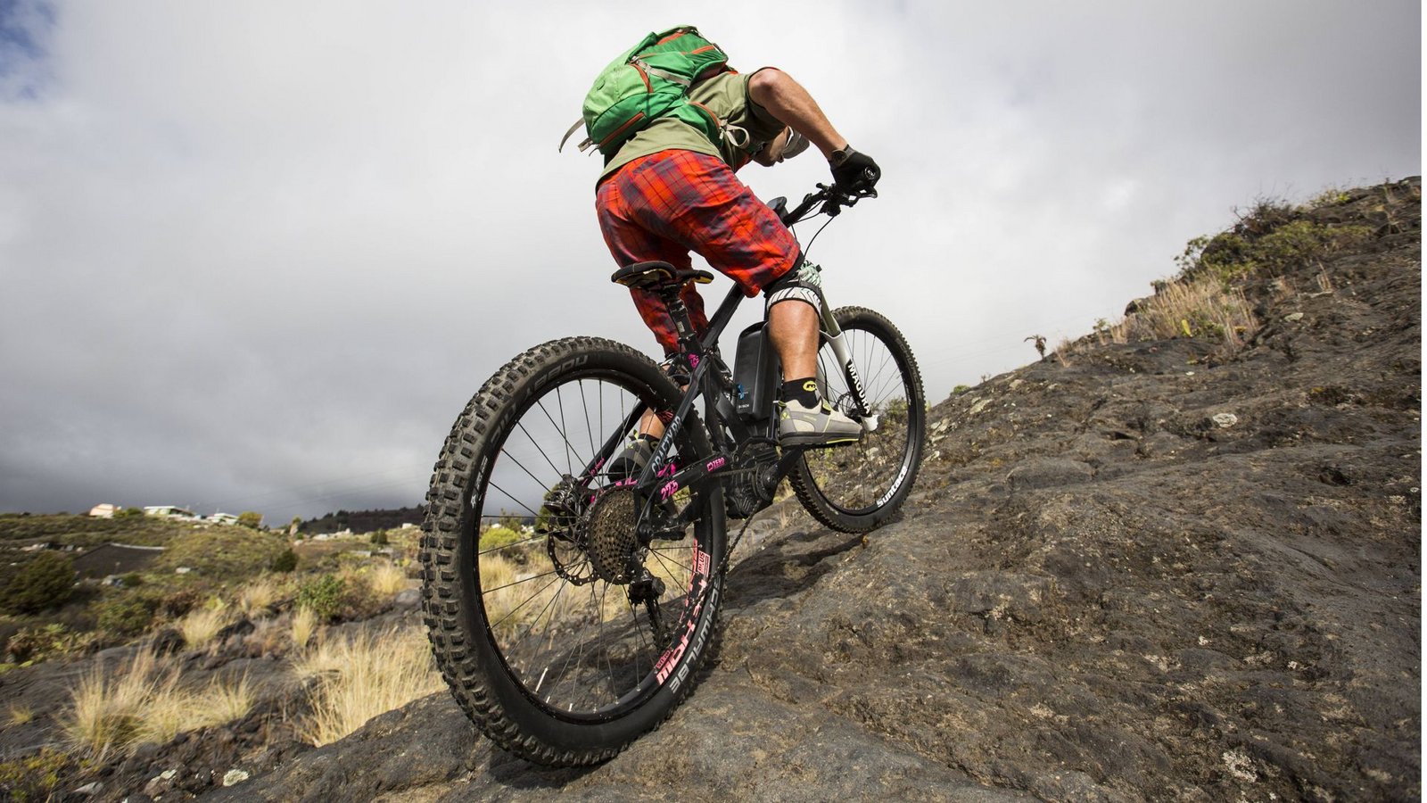Die Ergebnisse der Bayreuther Studie zeigen, dass Mountainbike-Reifen zwar direkt in der Natur Mikroplastik freisetzen, die Menge jedoch im Vergleich zu motorisierten Fahrzeugen deutlich geringer ausfällt.Foto: Imago/Sportfotodienst