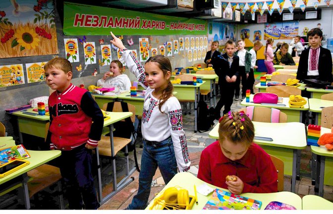 Anna tanzt  in der U-Bahnstation, die den Kindern  als Klassenzimmer dient.<span class='image-autor'>Foto: Till Mayer</span>