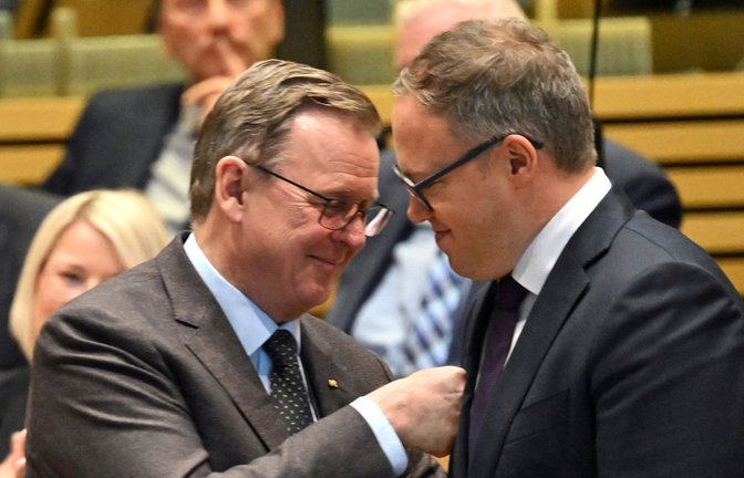 Der bisherige Ministerpräsident Bodo Ramelow von der Linken gratuliert dem CDU-Politiker Mario Voigt (r.) zu dessen Wahl.<span class='image-autor'>Foto: dpa/Martin Schutt</span>