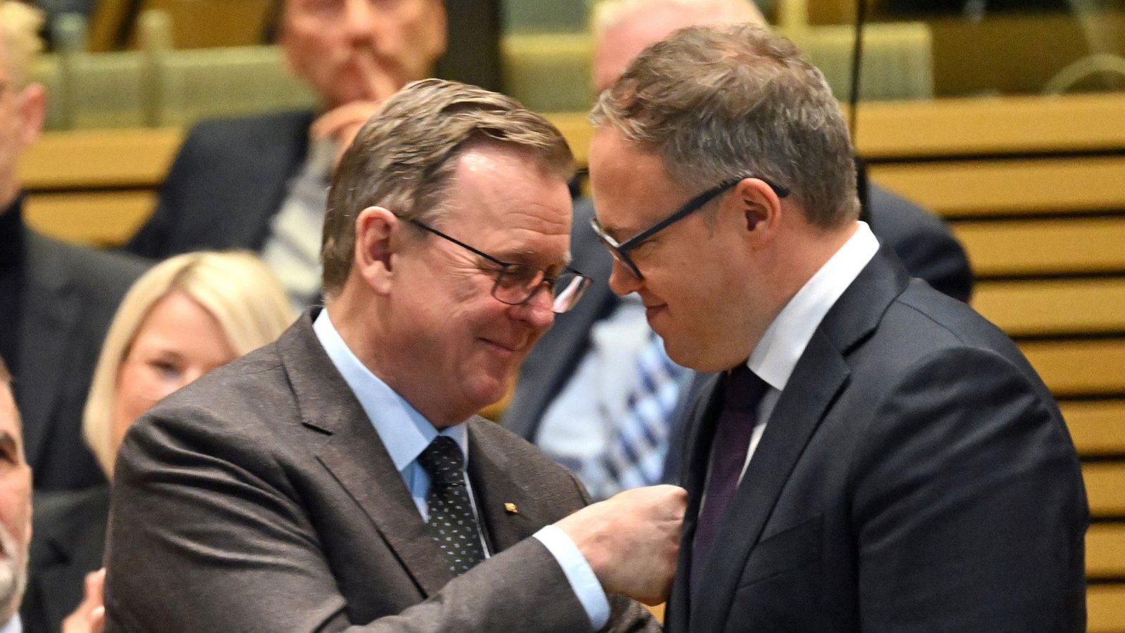 Der bisherige Ministerpräsident Bodo Ramelow von der Linken gratuliert dem CDU-Politiker Mario Voigt (r.) zu dessen Wahl.Foto: dpa/Martin Schutt Der bisherige Ministerpräsident Bodo Ramelow von der Linken gratuliert dem CDU-Politiker Mario Voigt (r.) zu dessen Wahl.Foto: dpa/Martin Schutt