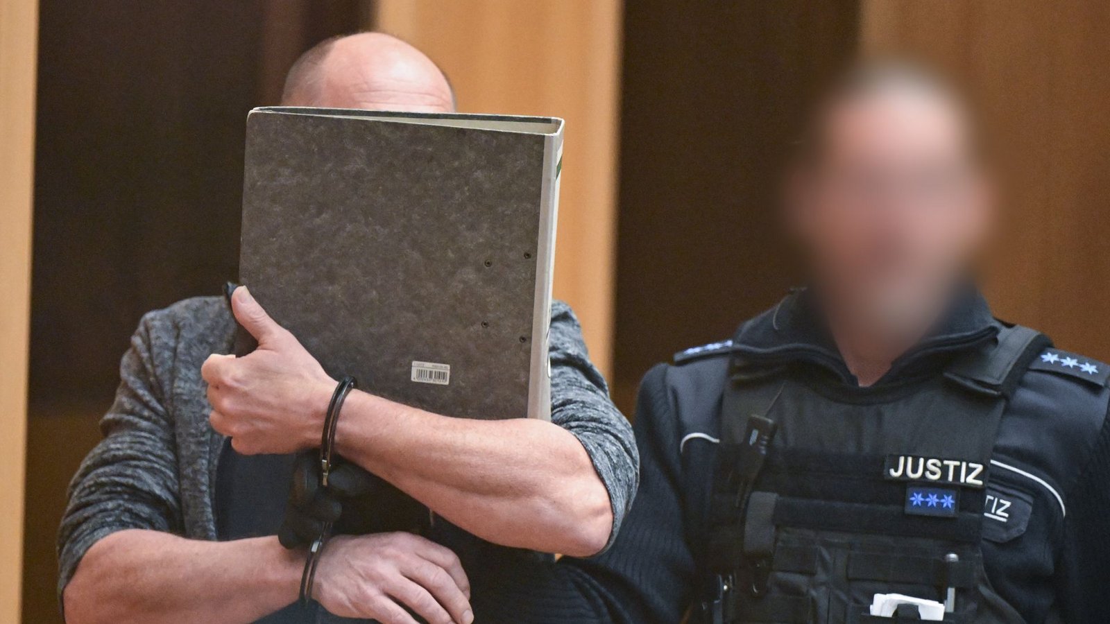 Beim Prozessauftakt verbirgt der Angeklagte sein Gesicht hinter Akten.Foto: Bernd Weißbrod/dpa (Archiv) Beim Prozessauftakt verbirgt der Angeklagte sein Gesicht hinter Akten.Foto: Bernd Weißbrod/dpa (Archiv)