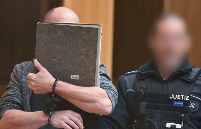 Beim Prozessauftakt verbirgt der Angeklagte sein Gesicht hinter Akten.<span class='image-autor'>Foto: Bernd Weißbrod/dpa (Archiv)</span>