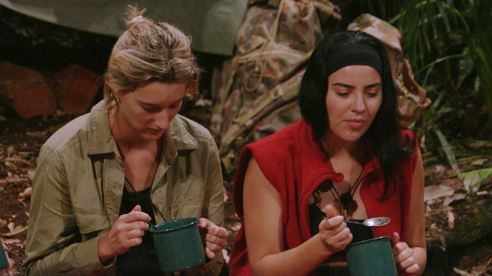 Anya (links) und Leyla bevorzugen ihr Essen vegetarisch.Foto: RTL/Tag 3 Anya (links) und Leyla bevorzugen ihr Essen vegetarisch.Foto: RTL/Tag 3