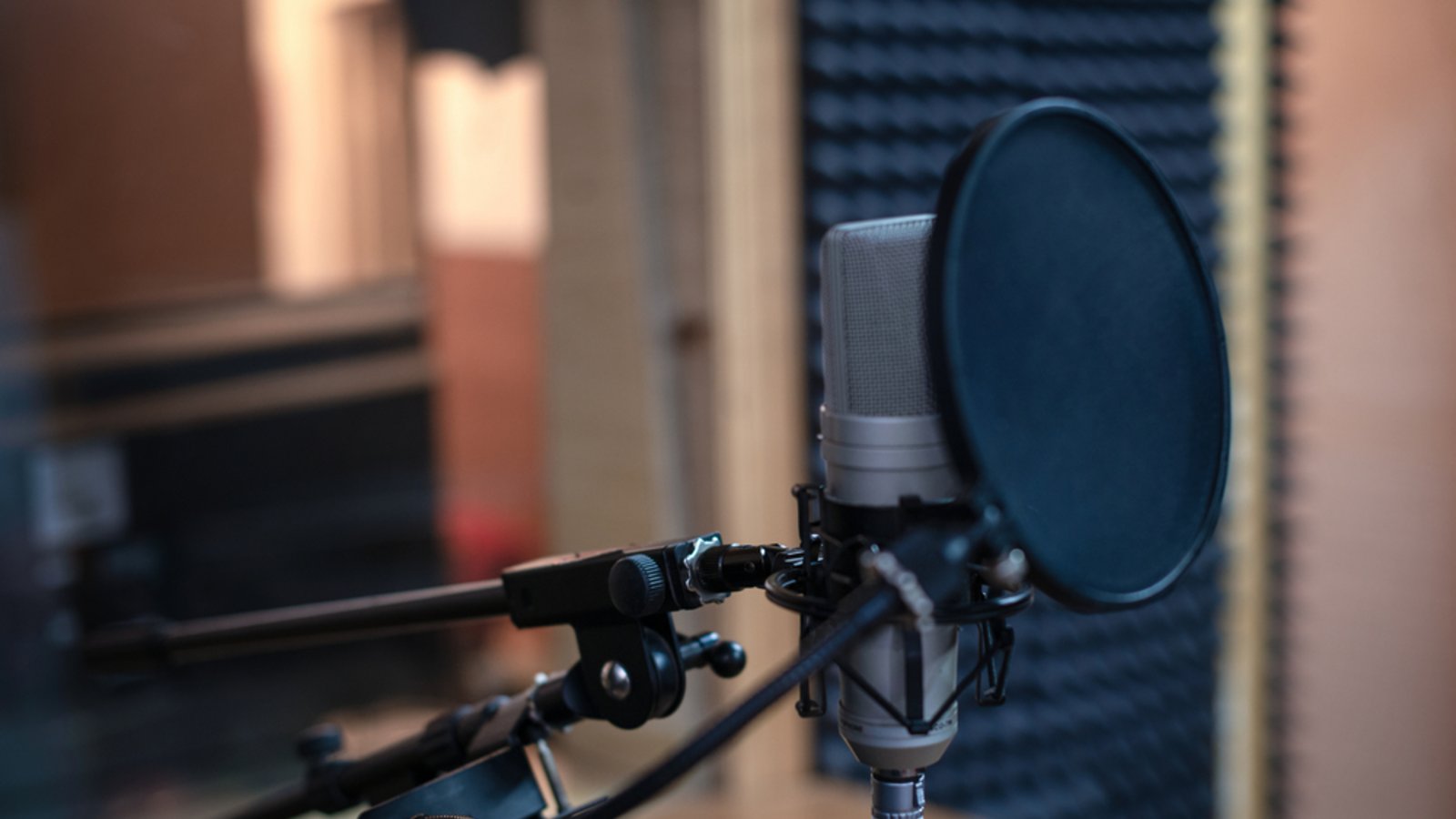 Wer war die Stimme von TV Total? Und wer ist der neue Sprecher?Foto: Zakharova_Elena/Shutterstock Wer war die Stimme von TV Total? Und wer ist der neue Sprecher?Foto: Zakharova_Elena/Shutterstock