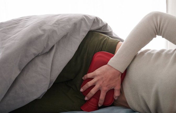 Die Periode der Frau war bis weit ins 20. Jahrhundert hinein ein Mittel, um Frauen auszugrenzen und als abnormal zu stigmatisieren.<span class='image-autor'>Foto: Annette Riedl/dpa/Annette Riedl</span>