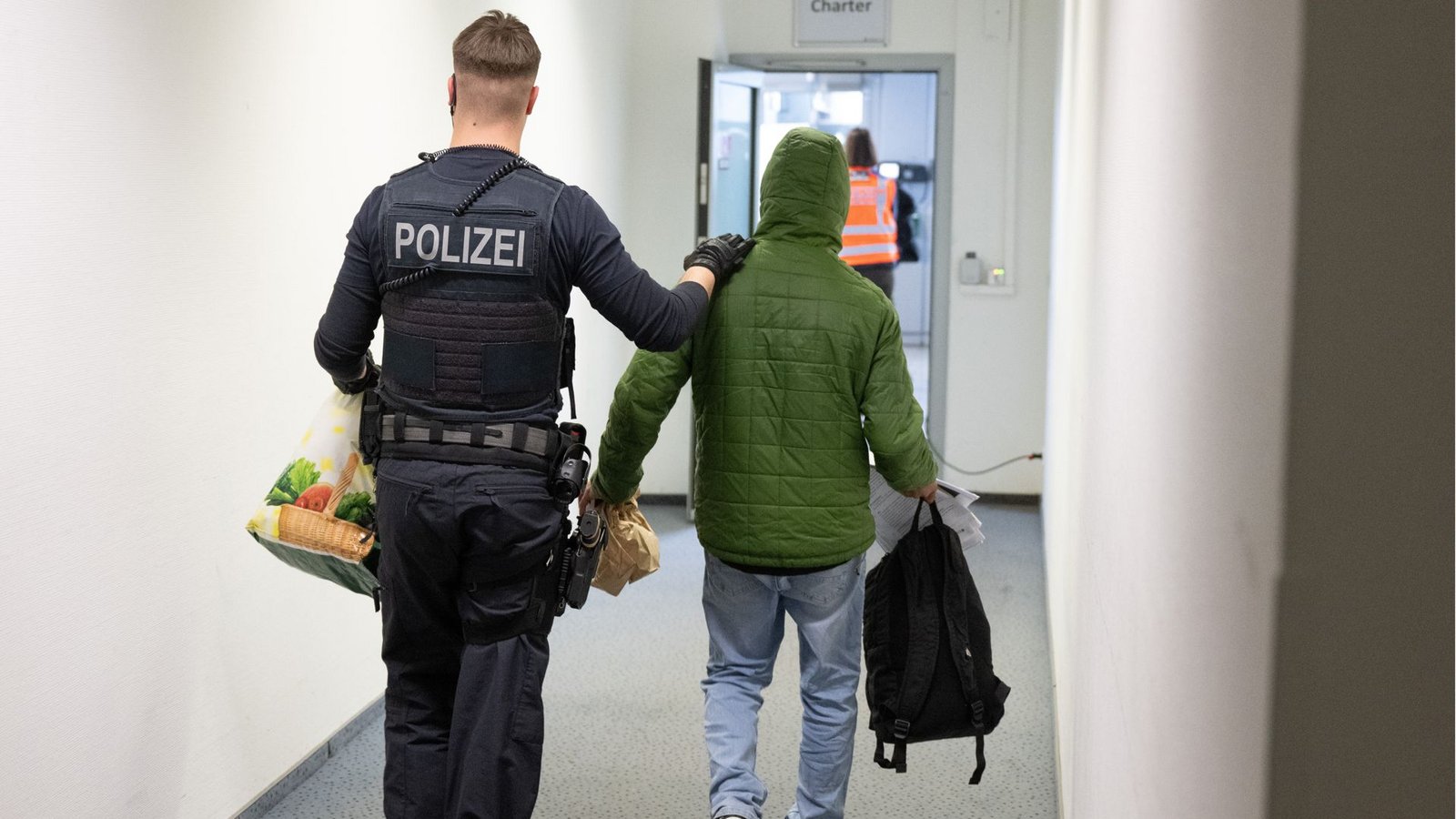 Ein junger Mann wird von der Polizei zu einem Abschiebeflug begleitet. In Zukunft soll es in der EU einfacher werden, angelehnte Asylbewerber wieder in ihre Heimat zu bringen.Foto: Boris Roessler/dpa
