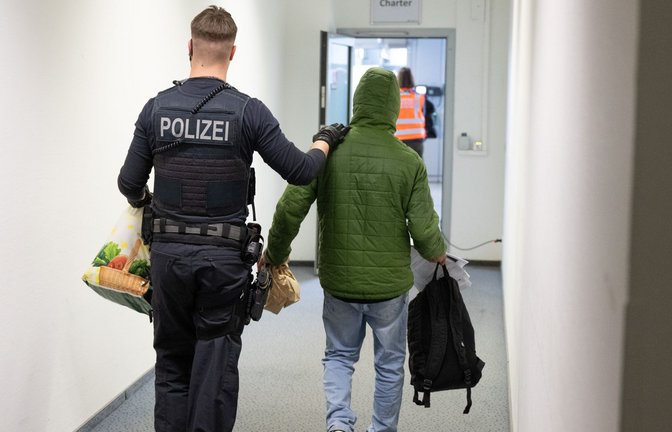 Ein junger Mann wird von der Polizei zu einem Abschiebeflug begleitet. In Zukunft soll es in der EU einfacher werden, angelehnte Asylbewerber wieder in ihre Heimat zu bringen.<span class='image-autor'>Foto: Boris Roessler/dpa</span>